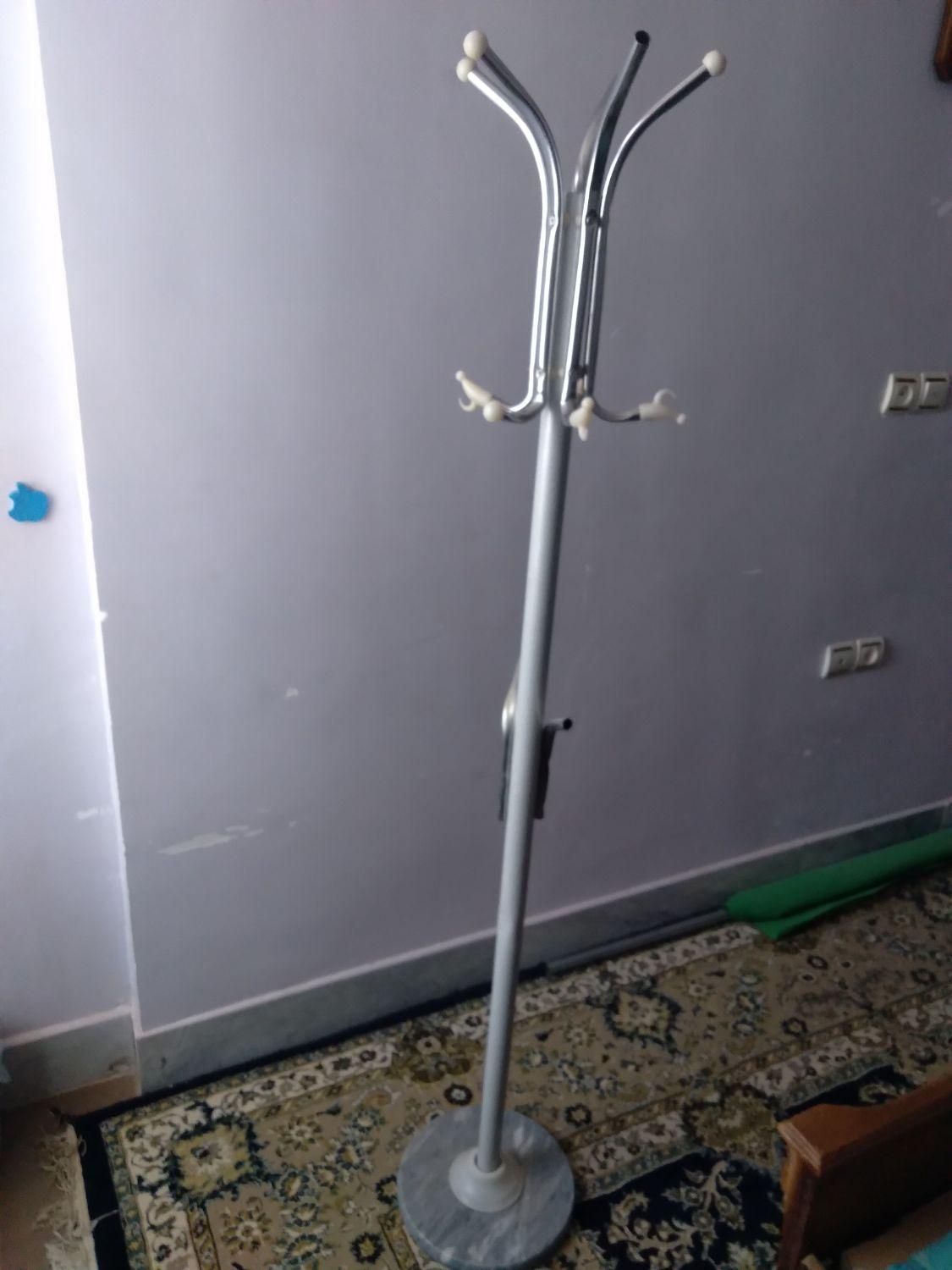 کتابخانه ومیزتحریر سرخود ودوعددجالباسی ایستاده|کتابخانه، شلف، قفسه‌های دیواری|رفسنجان, |دیوار