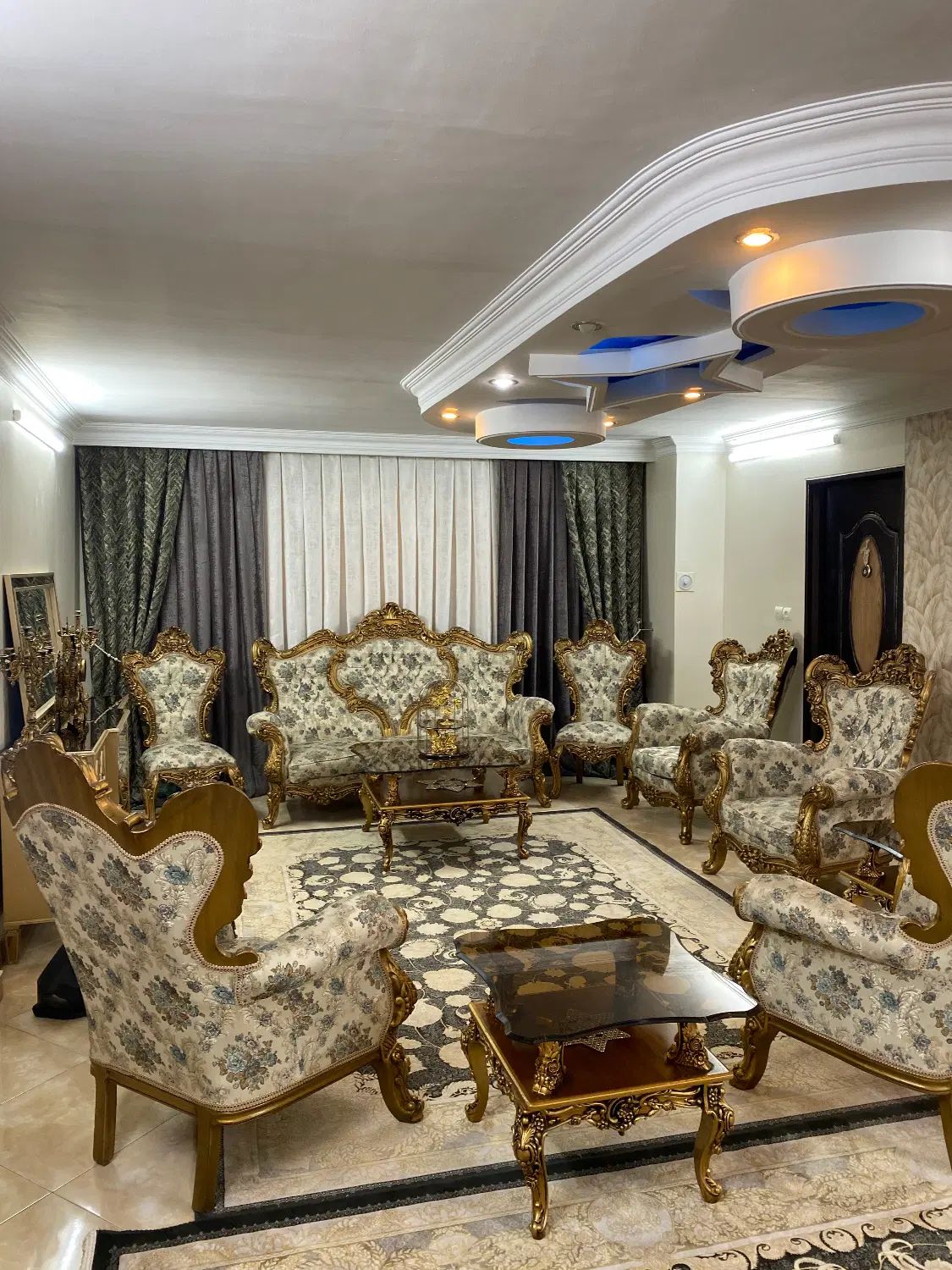مبل سلطنتی چوب راش ۹نفره کاملا سالم بامیزوعسلی|مبلمان خانگی و میز عسلی|ری, دولت‌آباد|دیوار