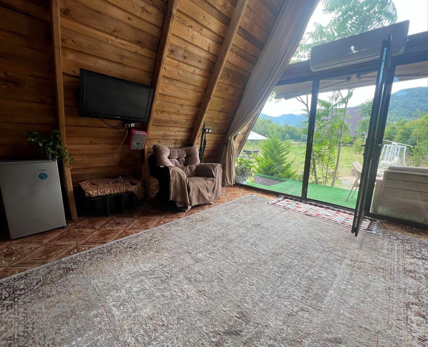 کلبه چوبی سوئیسی جکوزی دار فرشاد|اجارهٔ کوتاه‌مدت ویلا و باغ|شاندرمن, |دیوار