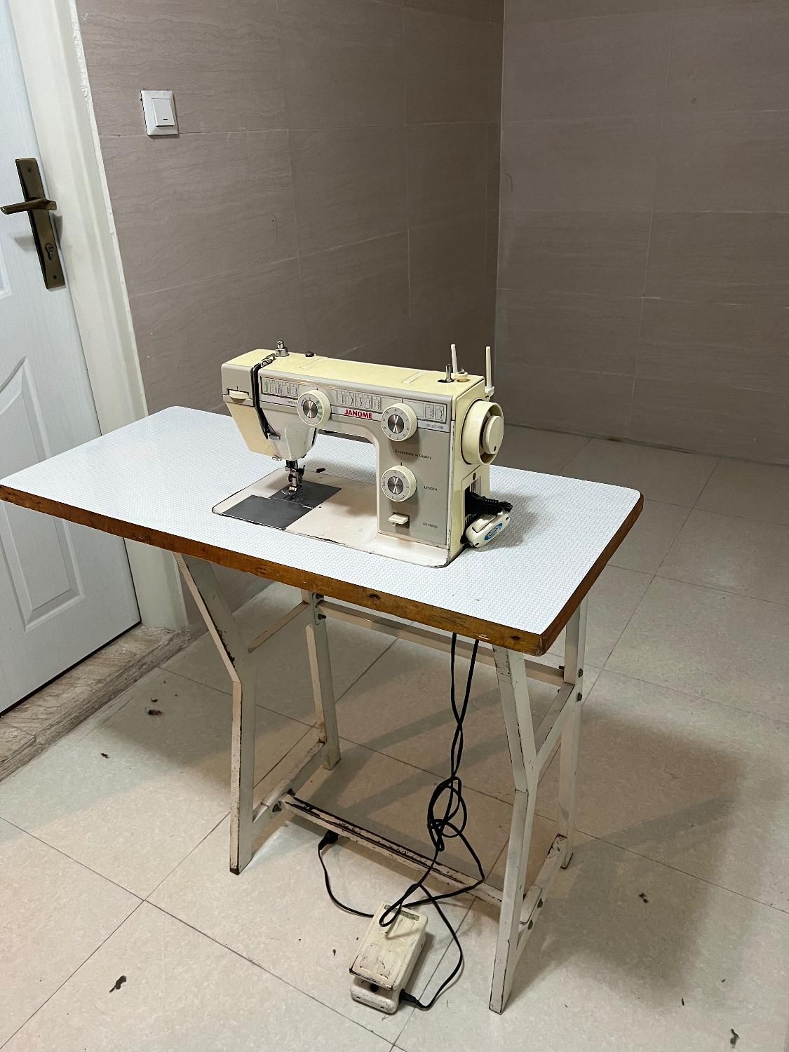 چرخ ژانومه مدل ۳۹۳ بهمراه میز|چرخ خیاطی و ریسندگی|رشت, گلسار|دیوار