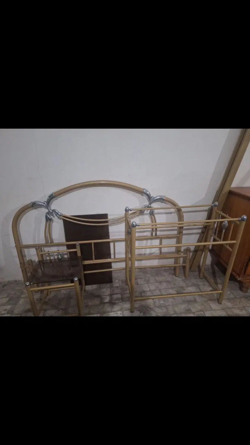 یک عدد کمد ایستاده  و یک عدد تخت خواب دونفری فلزی|جاکفشی، کمد، دراور|رشت, حومه رشت|دیوار