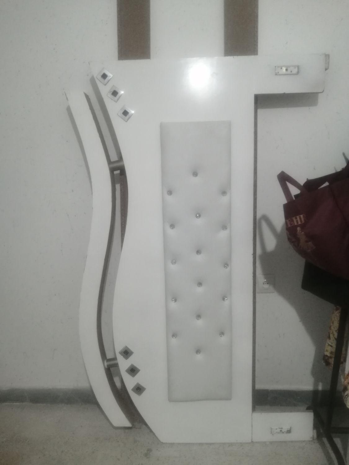 تخت سفید دونفره، دوعدد کفی محکم، اینه،پاتحتی،دراور|تخت و سرویس خواب|یاسوج, |دیوار