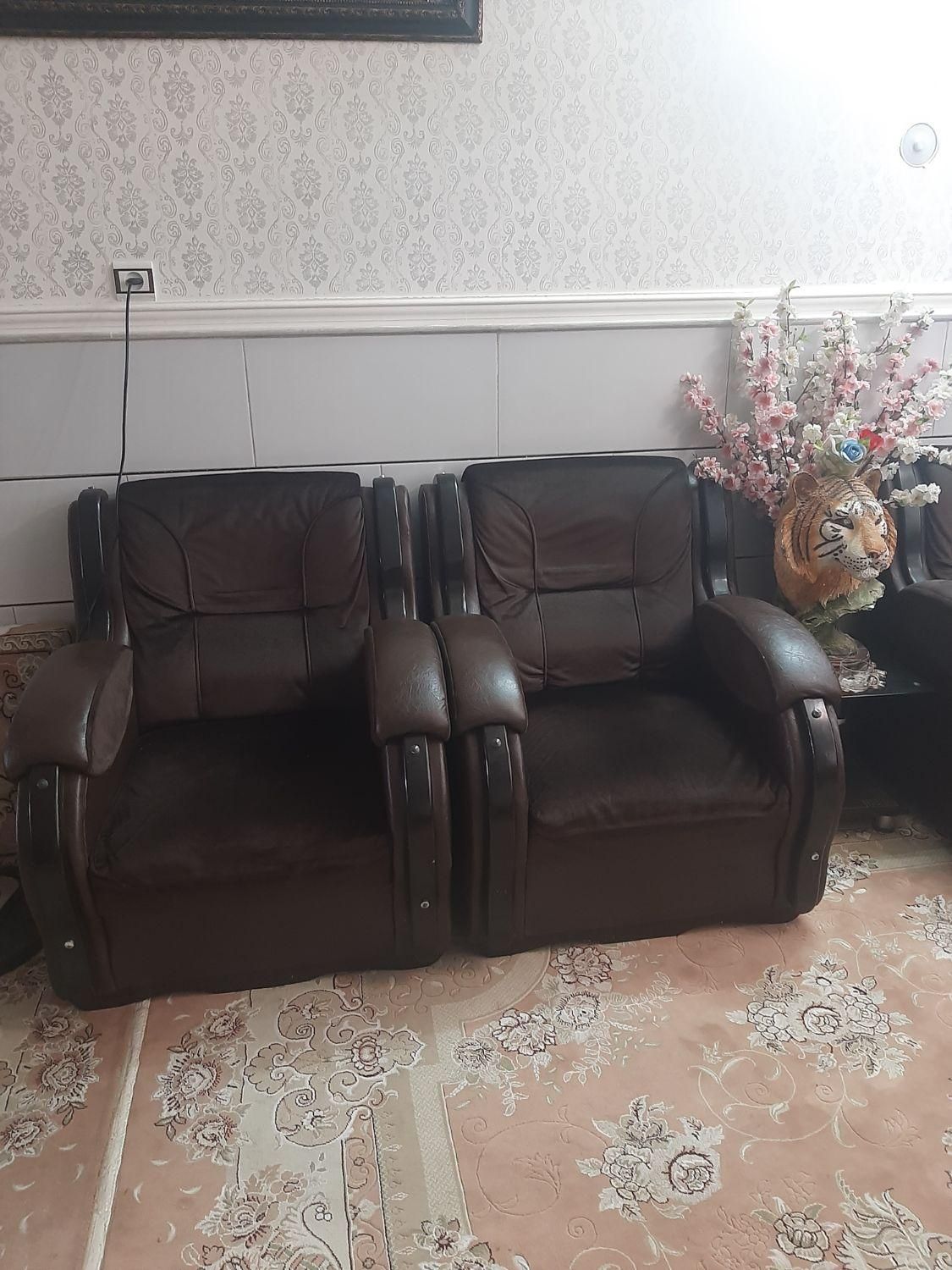 مبل ۷نفره راحتی بامیزعسلی جنس چرم مخمل بادوام|مبلمان خانگی و میز عسلی|قم, نیروگاه|دیوار