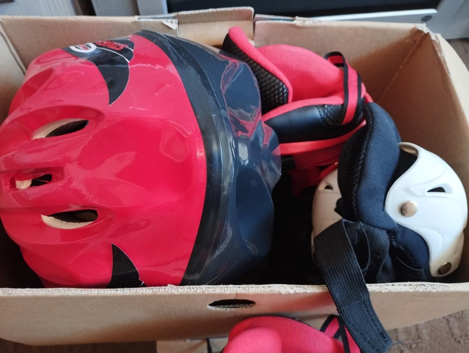 اسکیت نو با تمام تجهیزات و کارتون|دوچرخه، اسکیت، اسکوتر|شاهین‌شهر, شهرک پردیس|دیوار