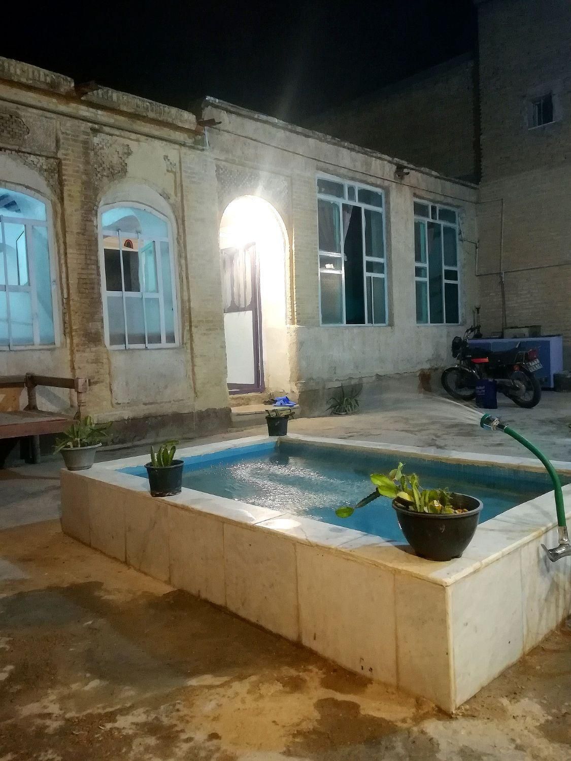 اجاره منزل سوئیت خانه مسافر سنتی اتاق حرم|اجارهٔ کوتاهمدت ویلا و باغ|شیراز, سیاه سنگ|دیوار