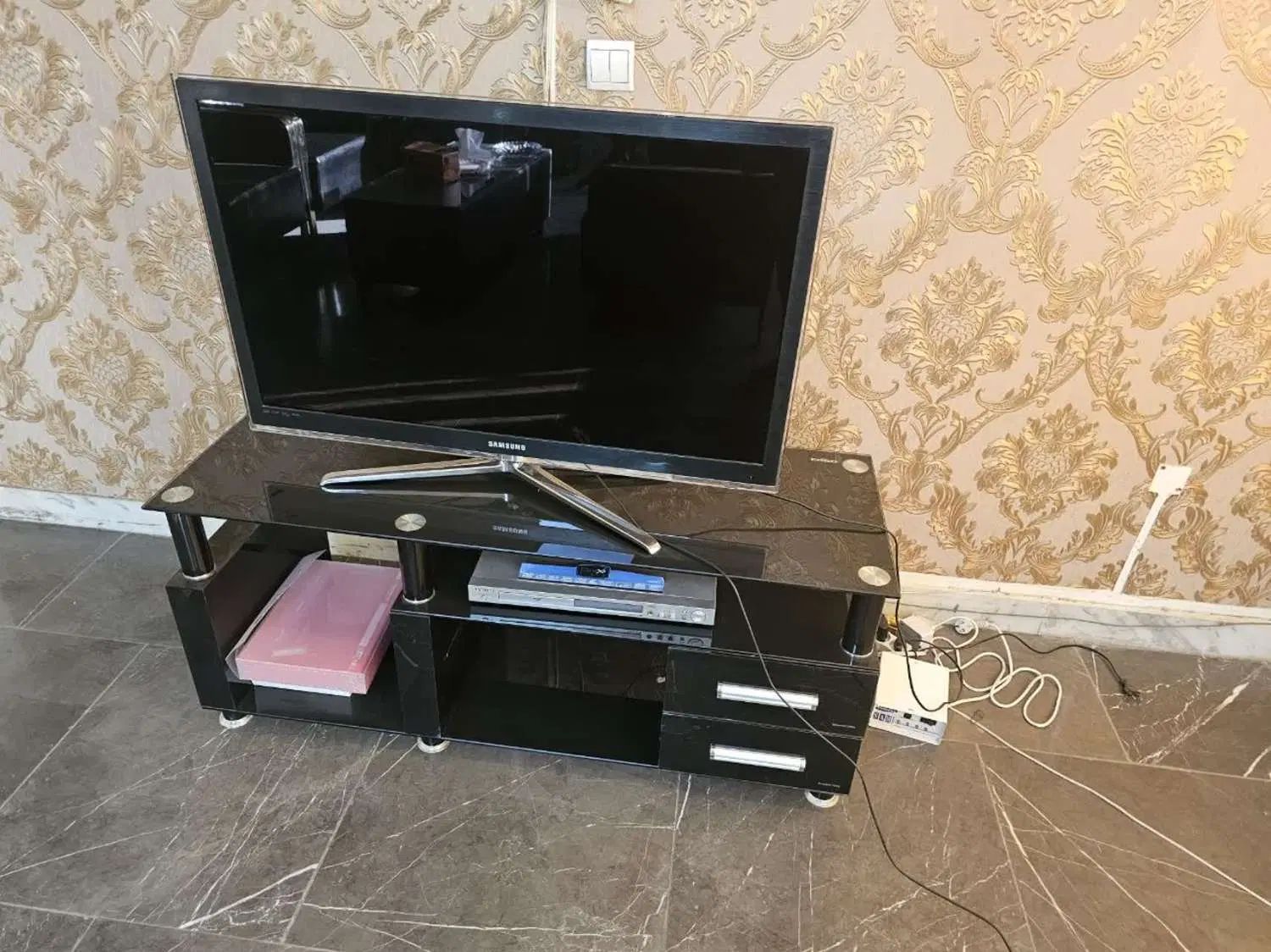 تلویزیون ال ای دی 40 اینچ سامسونگ و میز ال سی دی|تلویزیون و پروژکتور|چهاردانگه (تهران), |دیوار
