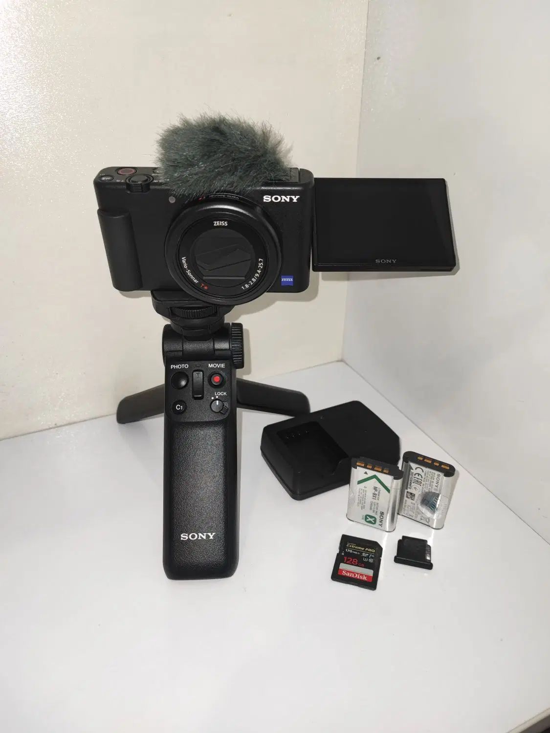 دوربین Sony ZV-1 + لوازم جانبی / مناسب تولید محتوا|دوربین عکاسی و فیلم‌برداری|اهواز, کیان اباد|دیوار