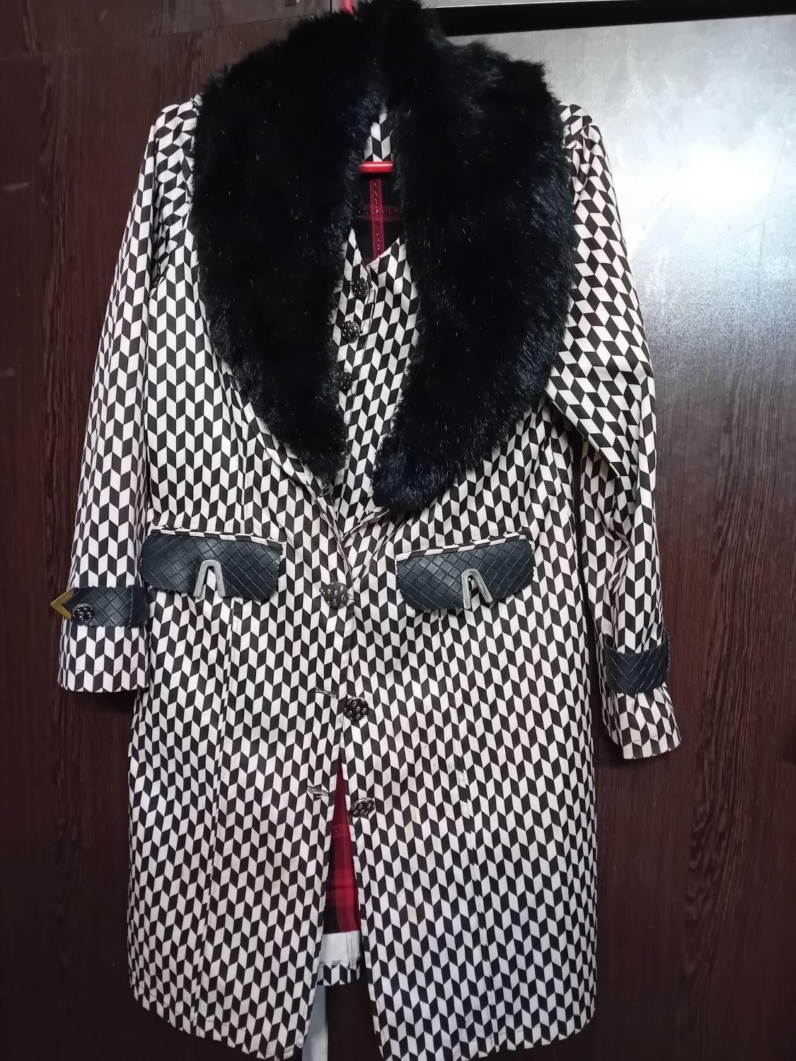 کاپشن|لباس|فلاورجان, |دیوار