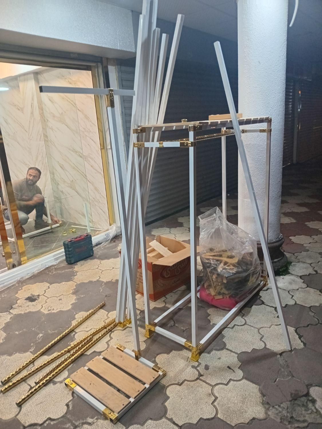 مجسمه های ویترینی رگال بندی سفیدرگال مبرهن|فروشگاه و مغازه|رشت, استادسرا|دیوار