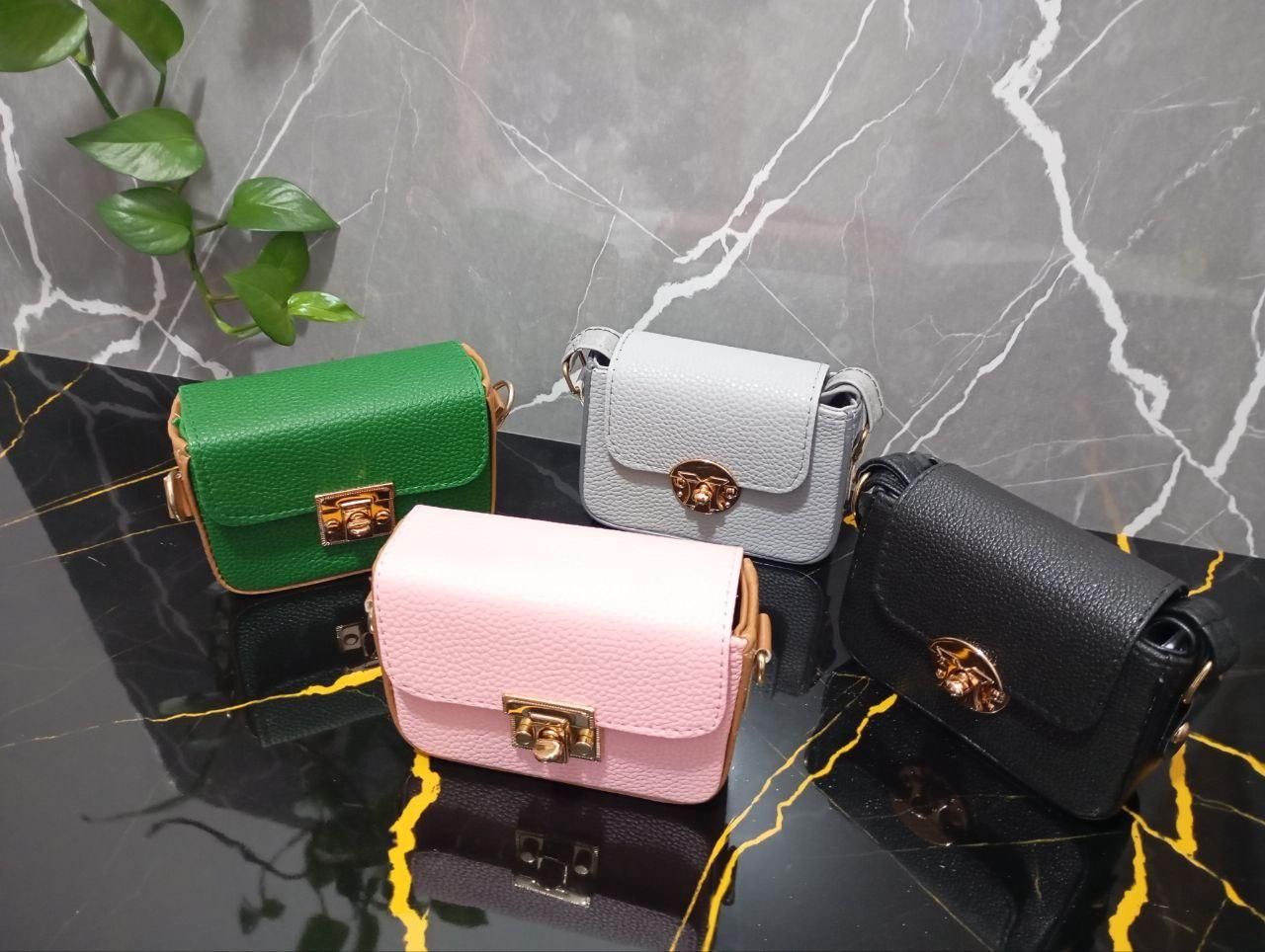 .به دنیای قصر کیف خوش آمدید.|کیف، کفش، کمربند|بندر گناوه, |دیوار