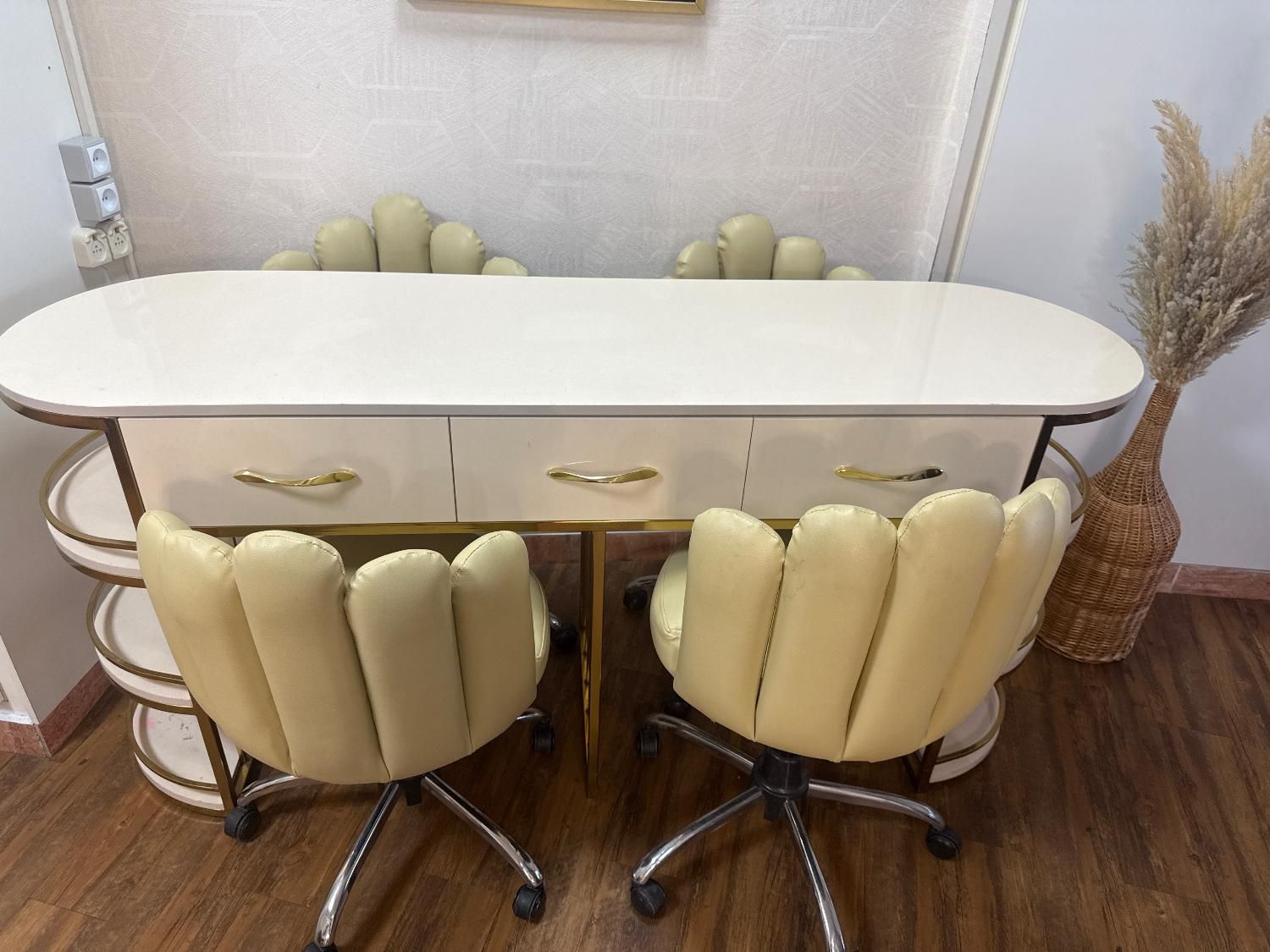 میز ناخن دو نفره|آرایشگاه و سالنهای زیبایی|رشت, گلباغ نماز|دیوار