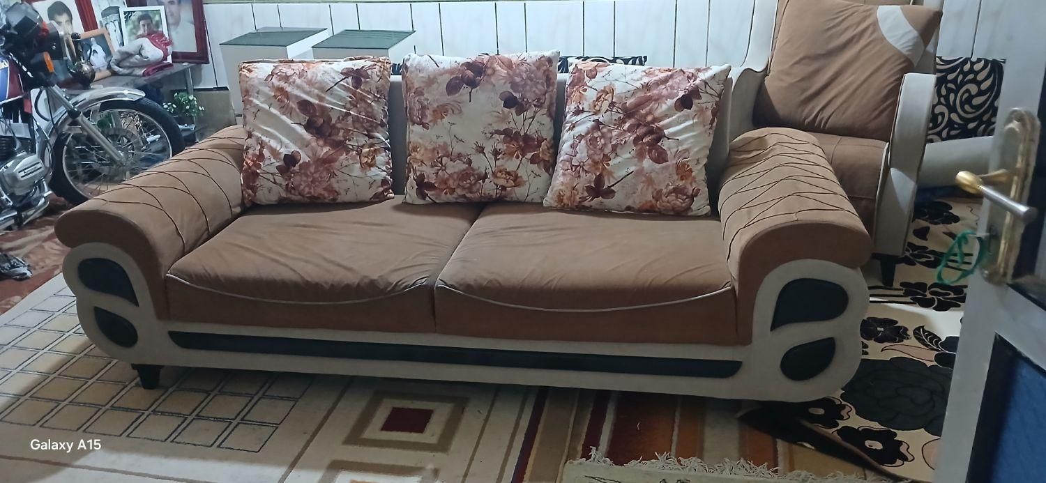 مبلمان راحتی ۸ نفره همراه جلو مبلی محکم وسالم|مبلمان خانگی و میز عسلی|بندر ماهشهر, |دیوار