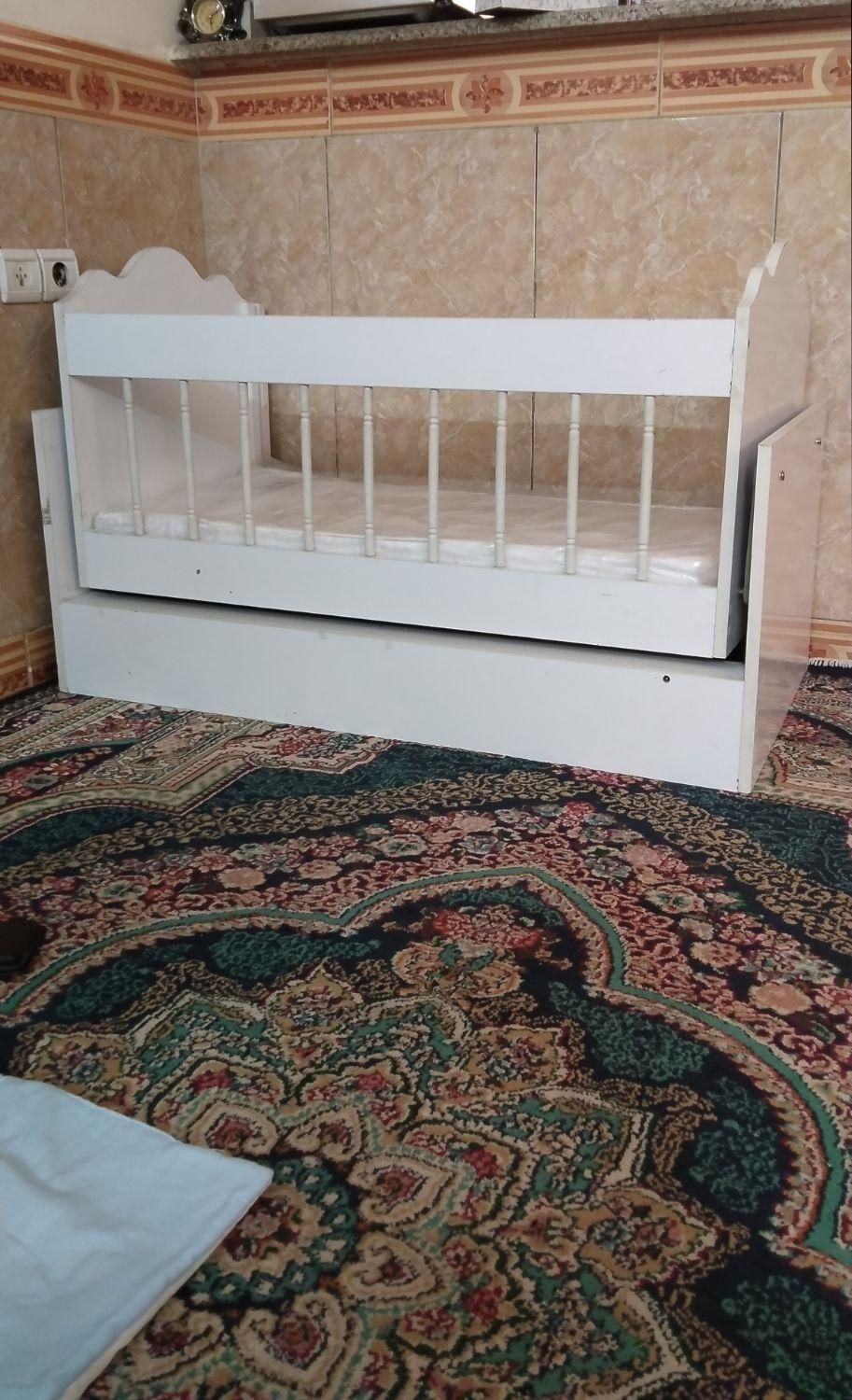 یک عدد تخت بچه|تخت و صندلی بچه|مشهد, توس (بلوار توس)|دیوار
