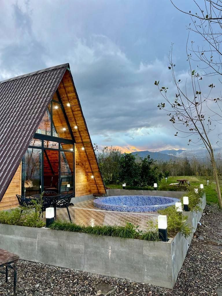 اجاره کلبه سوییسی جکوزی دار با برکه اختصاصی|اجارهٔ کوتاهمدت ویلا و باغ|رشت, کاکتوس|دیوار