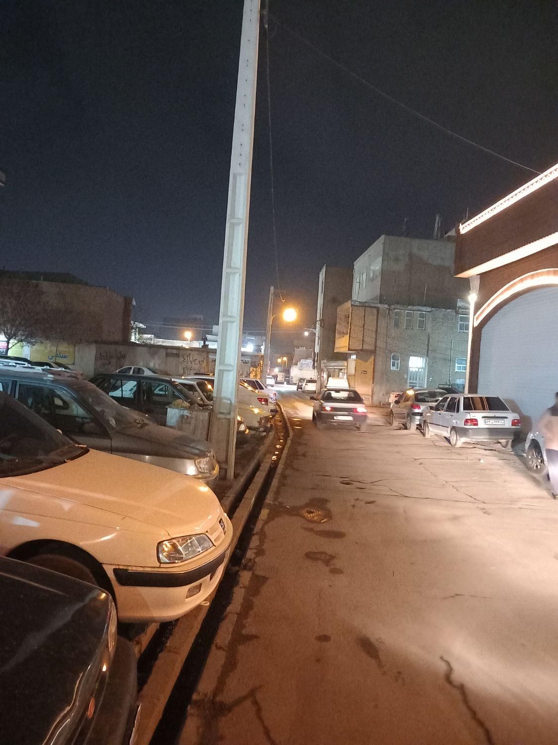 مغازه ۸۰و۱۳۵متری خیابان خاکی نبش خیابان سالاری|فروش مغازه و غرفه|ملایر, |دیوار