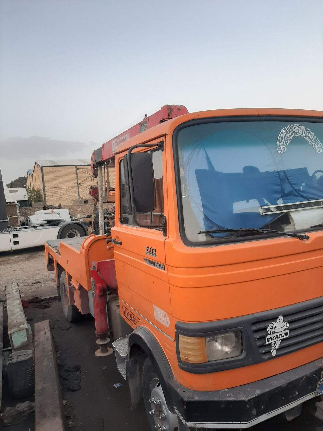 جرثقیل سبددار نیسان و دکل بلند تا ۱۵ متر و حمل|خدمات حمل و نقل|ابریشم, |دیوار