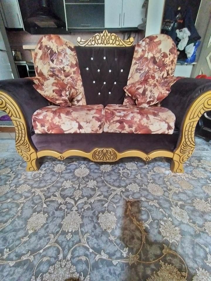 مبل ۷نفره کارکرده با سه عدد میز عسلی باقیمت مناسب|مبلمان خانگی و میز عسلی|قرچک, شهرک طلائیه|دیوار