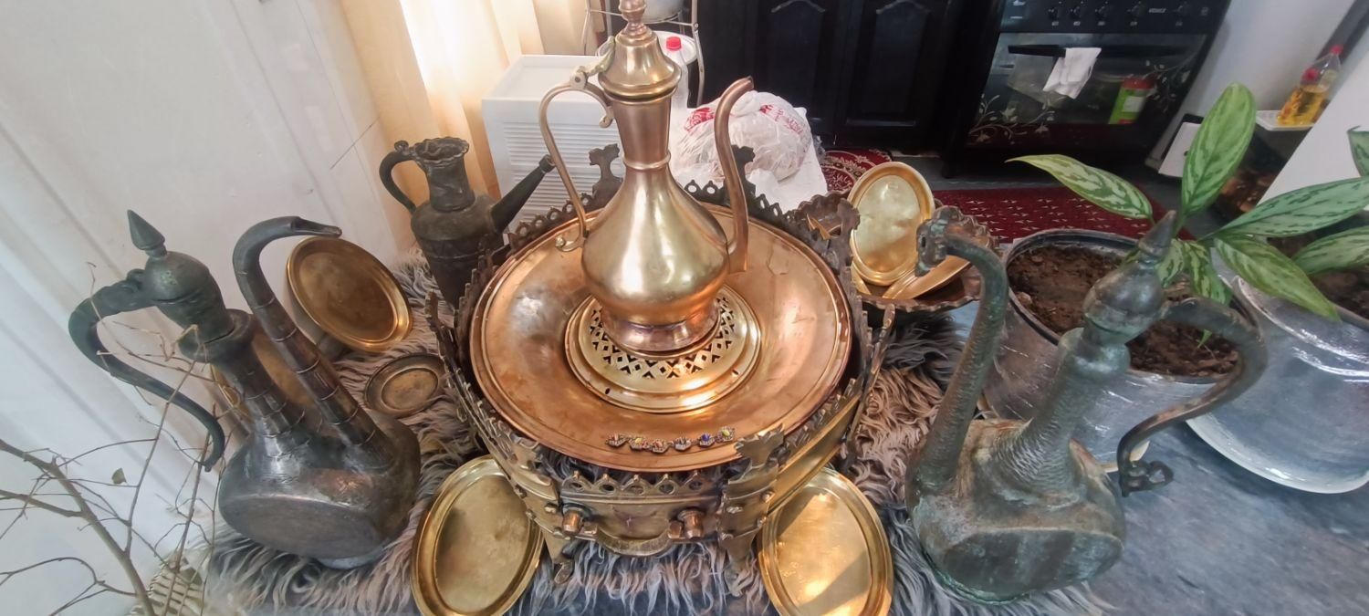 منقل برنجی|کلکسیون اشیاء عتیقه|لاهیجان, حزین|دیوار