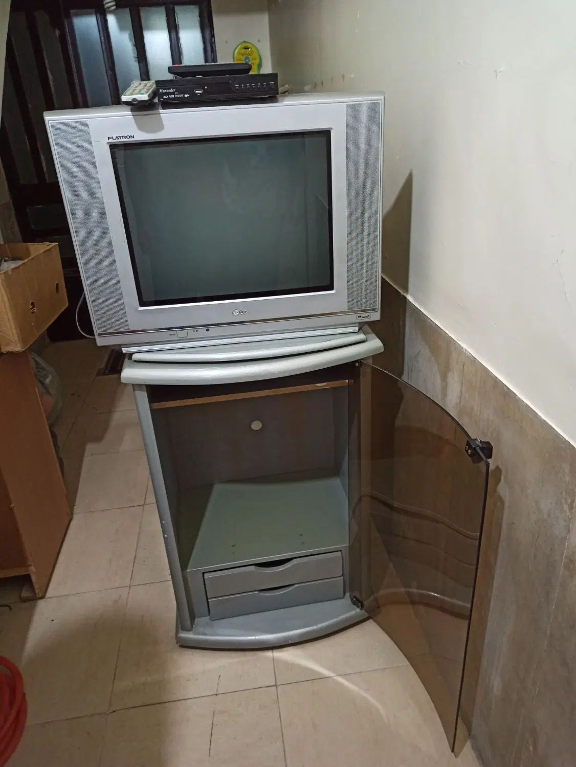 تلویزیون LG گیرنده دیجیتال maxeeder و میز تلویزیون|تلویزیون و پروژکتور|تهران, افسریه جنوبی|دیوار