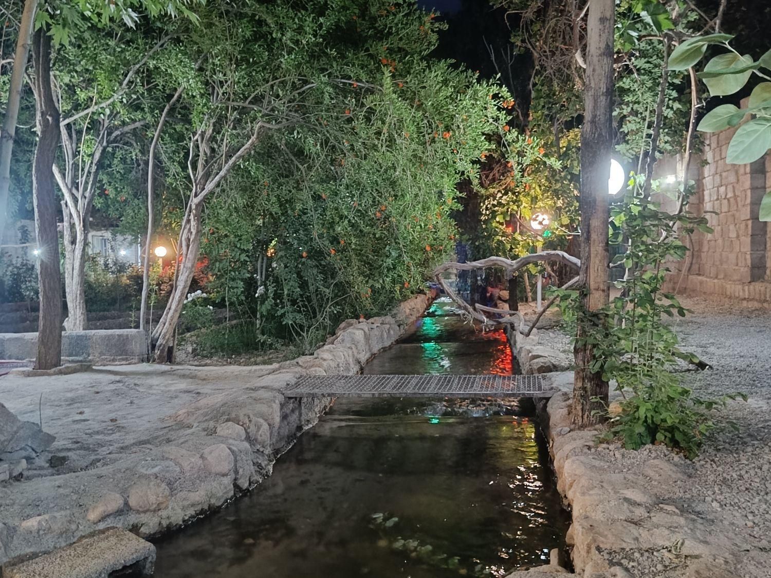 باغ با جوی آب روان ماهان|اجارهٔ کوتاه‌مدت ویلا و باغ|کرمان, |دیوار