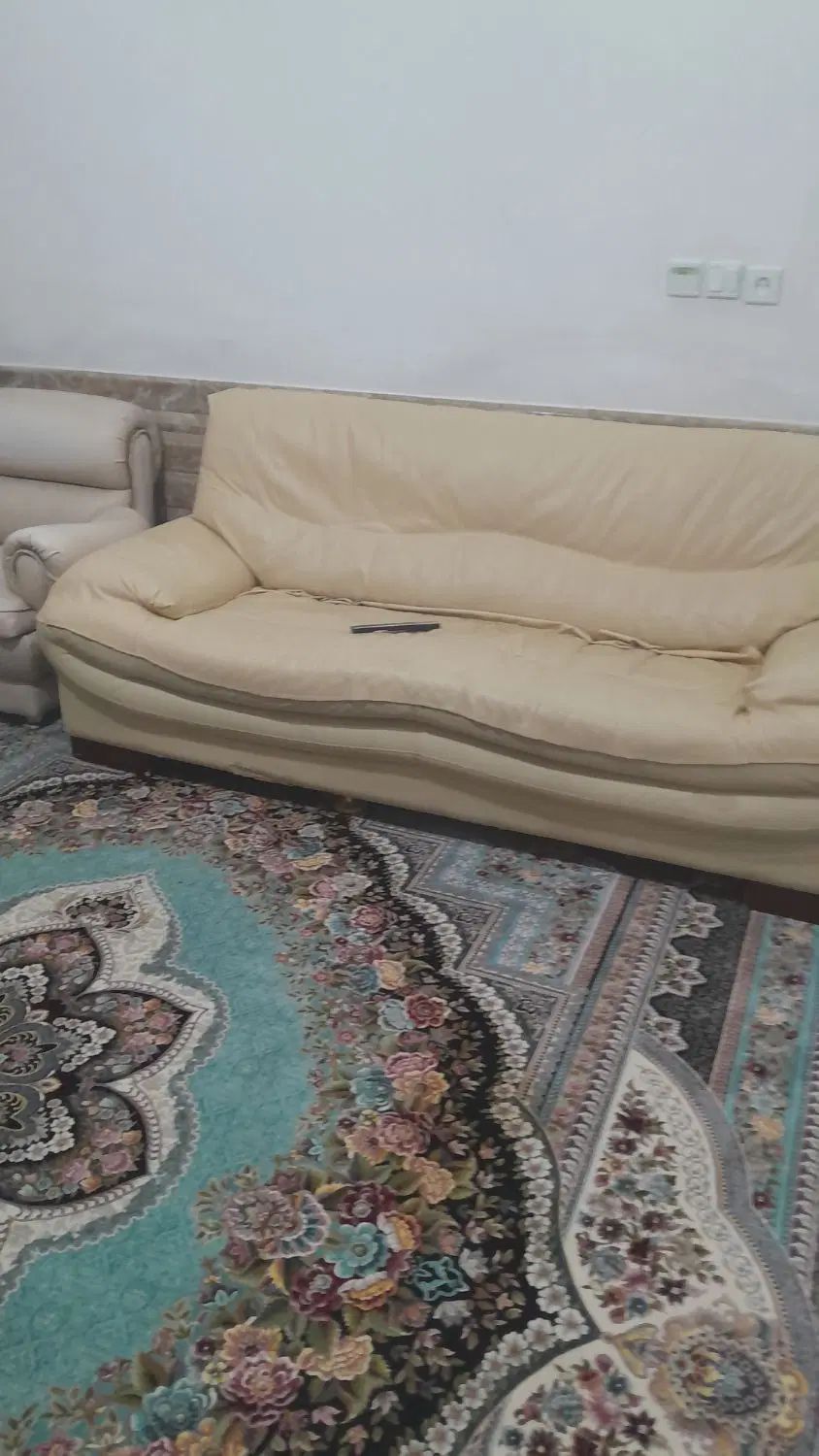 مبل پنج نفره جنس چرم|مبلمان خانگی و میز عسلی|اصفهان, باغ فدک|دیوار