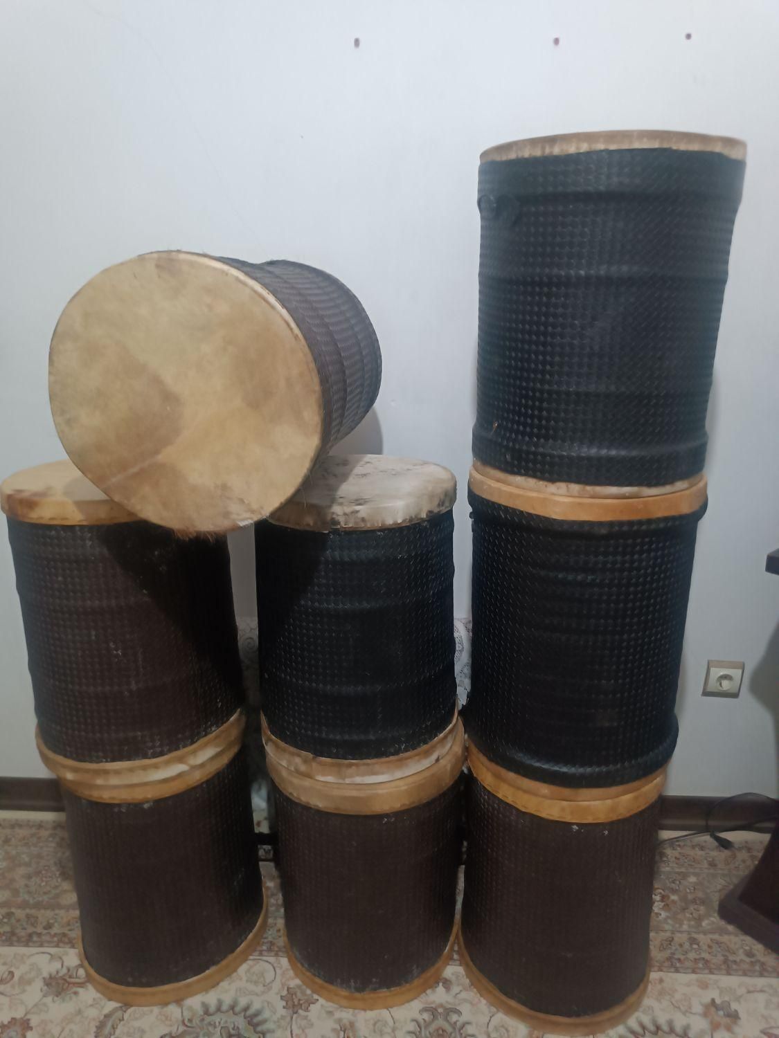 طبل دمام آکبند|درام و پرکاشن|قم, پردیسان|دیوار