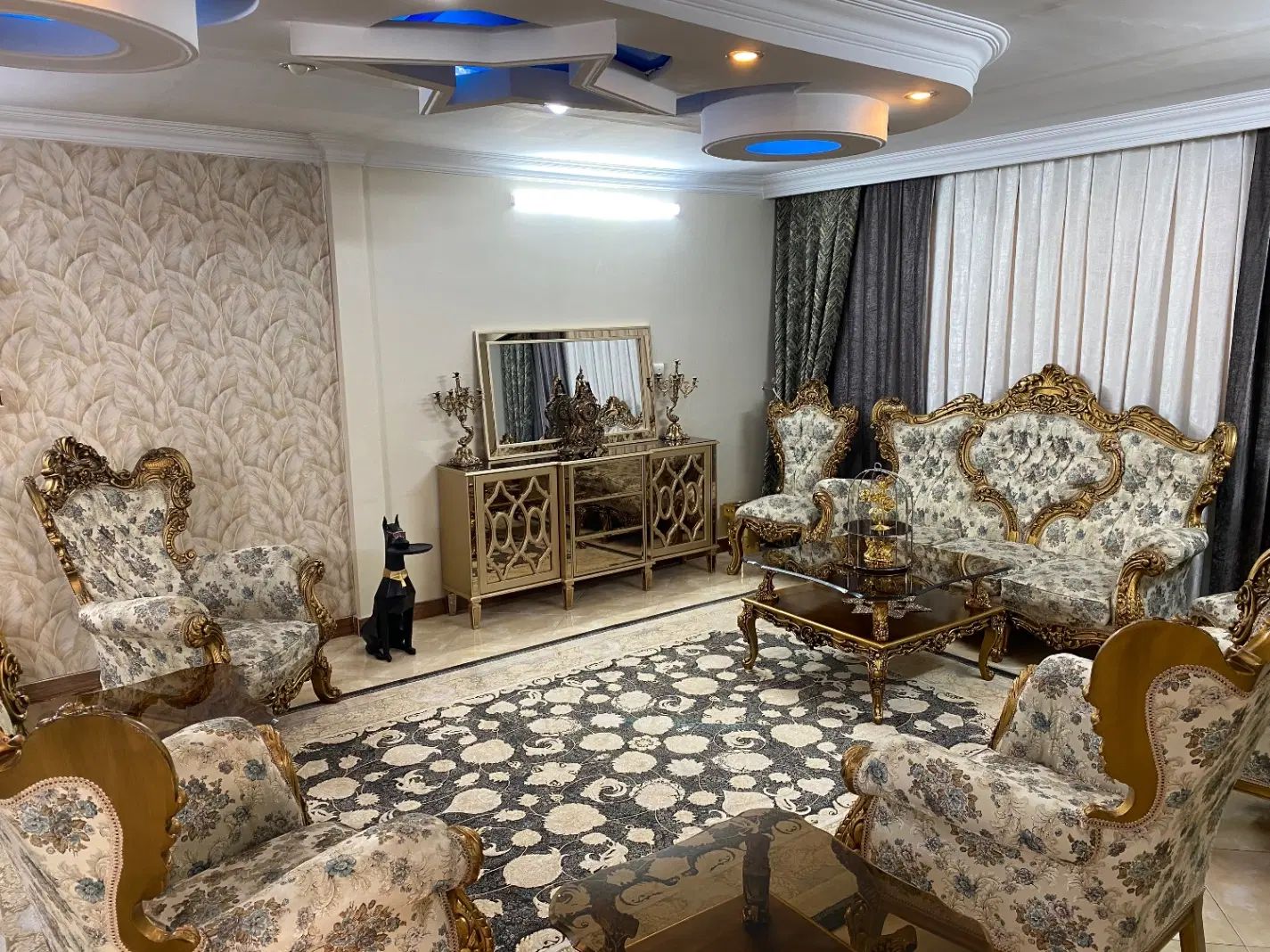 مبل سلطنتی چوب راش ۹نفره کاملا سالم بامیزوعسلی|مبلمان خانگی و میز عسلی|ری, دولت‌آباد|دیوار