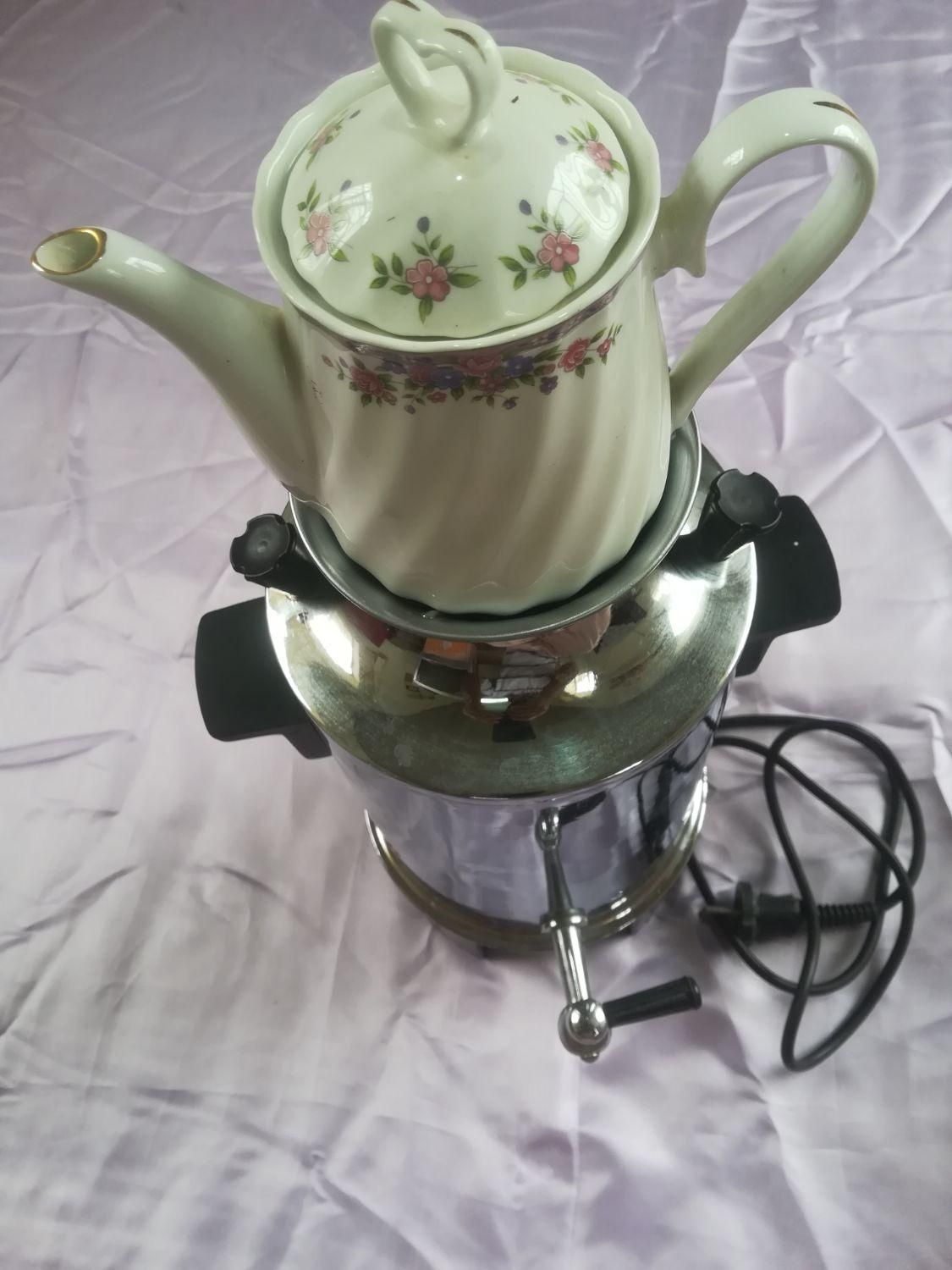 سماور برقی قدیمی (دهه50)سالم بدون خط خش.|سماور، چایساز، قهوهساز|فسا, |دیوار