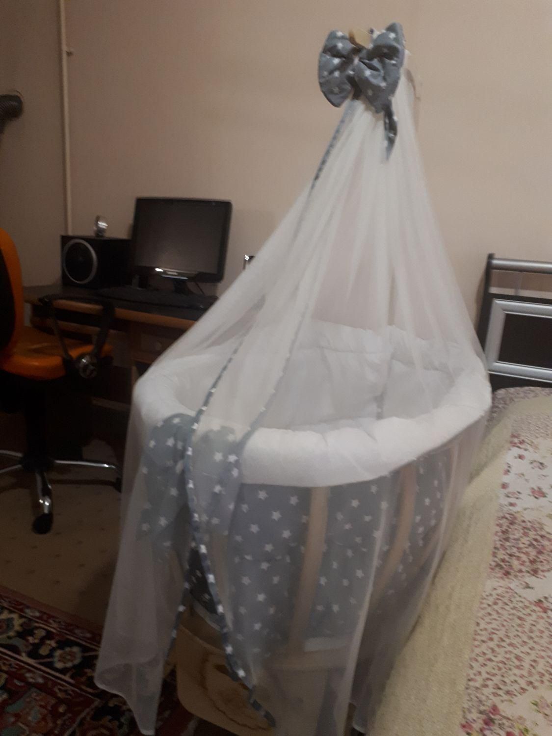 تخت گهواره ای وکالسکه دلیجان و صندلی غذا|تخت و صندلی بچه|خرم‌آباد, |دیوار