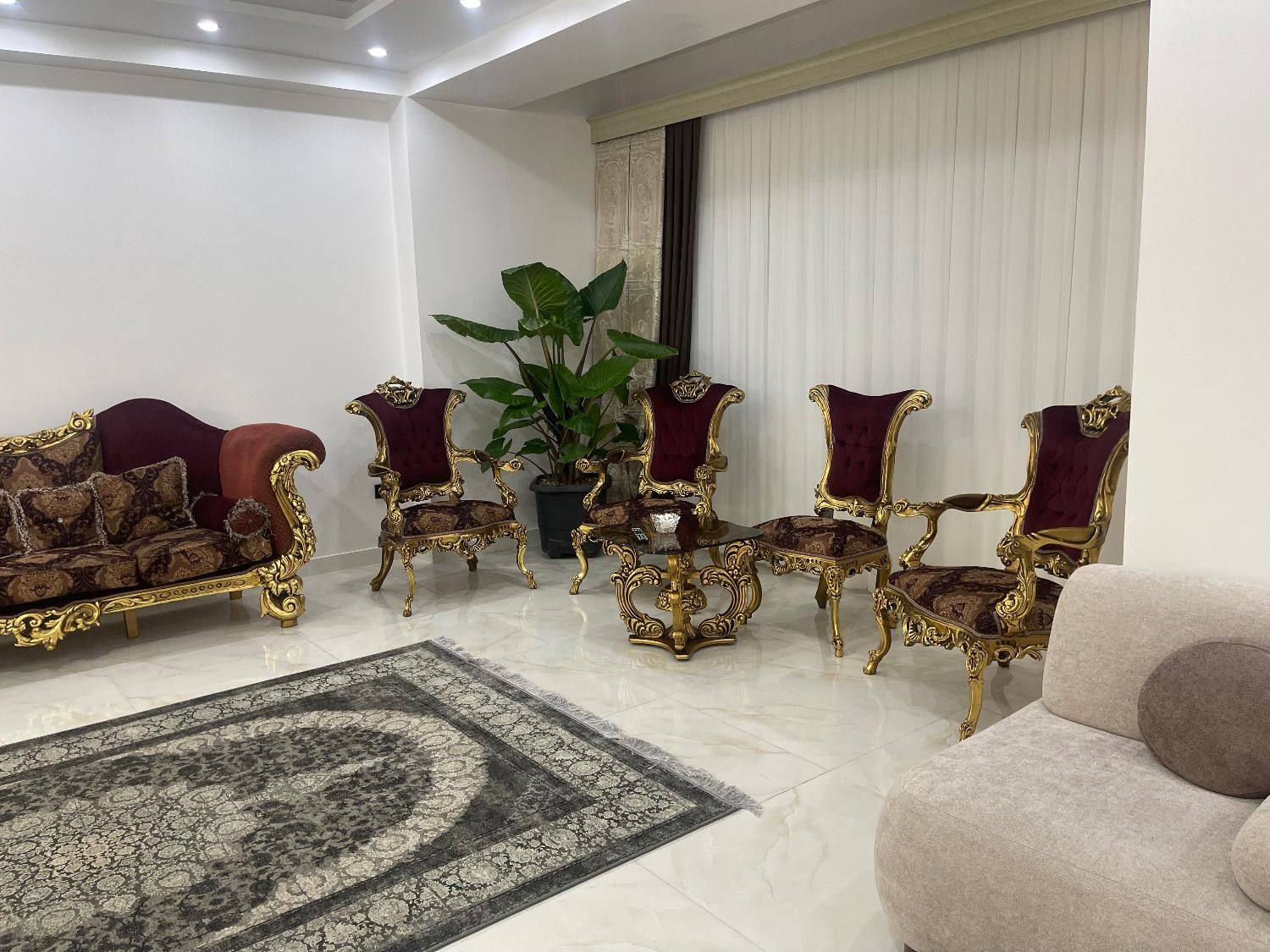 مبل سلطنتی همراه با غذا خوری جمعا ۱۳نفره|مبلمان خانگی و میز عسلی|خوی, |دیوار