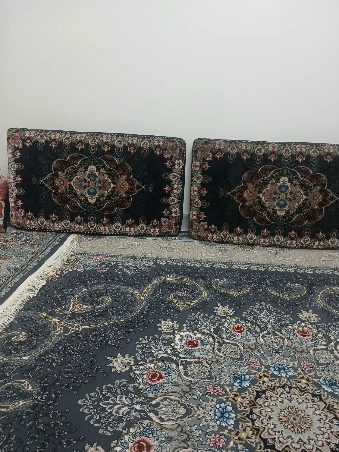 یک نخته فرش 4 متری و 4 عدد پشتی سرمه ای|فرش|تهران, فلاح|دیوار