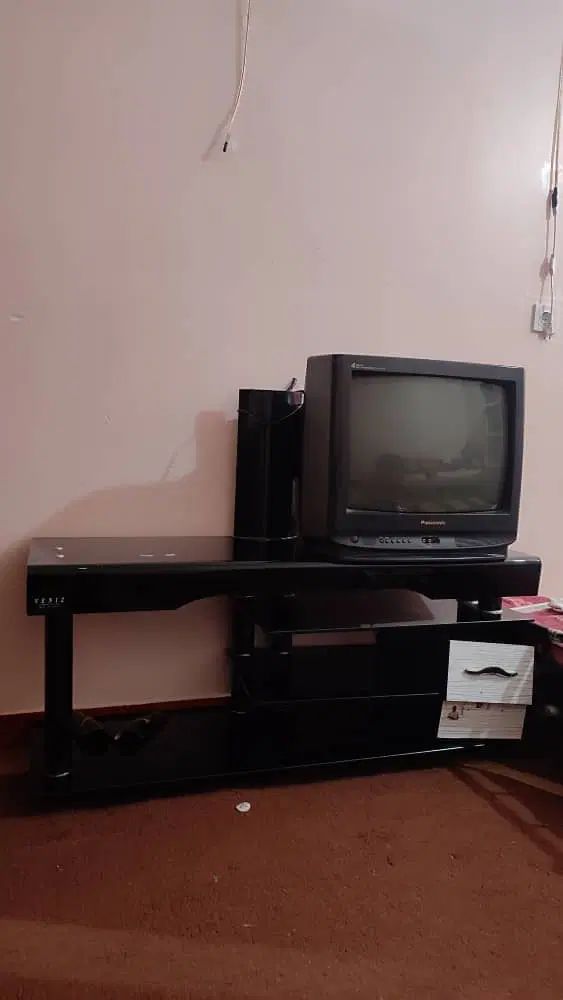 تلویزیون ۲۱اینچ پاناسونیک  +میز تلویزیون شیشه ای|تلویزیون و پروژکتور|ایذه, |دیوار