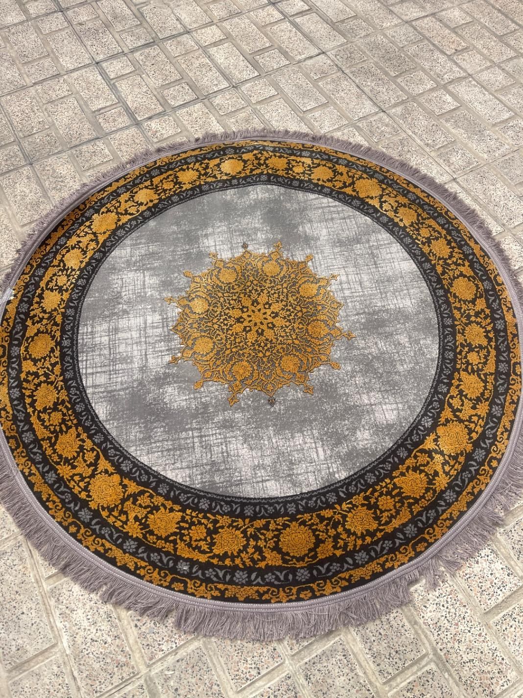 فرش های گرد یک نیم در یک نیم|فرش|ری, شهید غیوری (ابن باویه)|دیوار