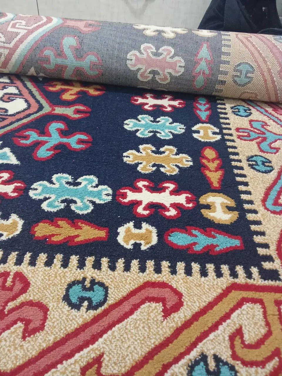 تلویزیون ۳۲ به همراه دی وی دی و دو تخته فرش|تلویزیون و پروژکتور|اندیشه, اندیشه فاز ۱|دیوار