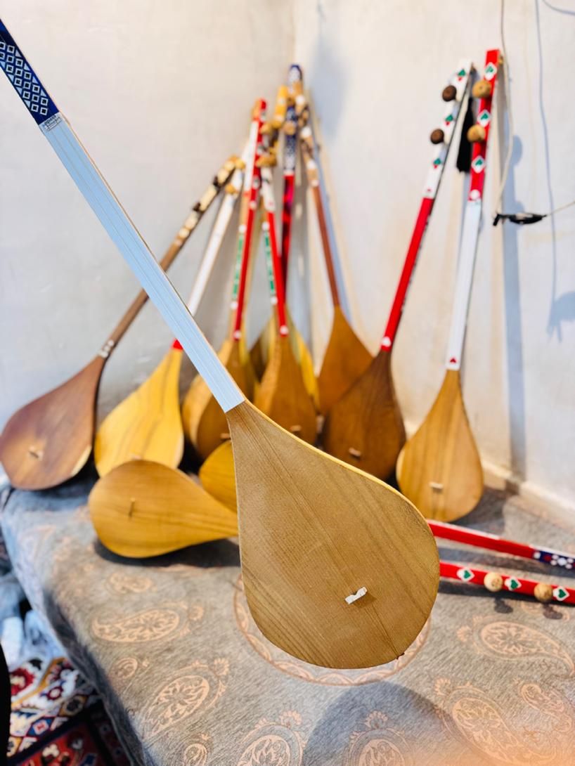 دمبوره هزارگی و قطغنی|سازهای سنتی|باقرشهر, |دیوار