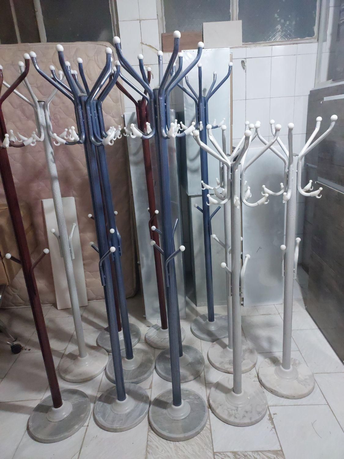 چوب لباسی فلزی|بندرخت و رخت‌آویز|اصفهان, ناصرخسرو|دیوار