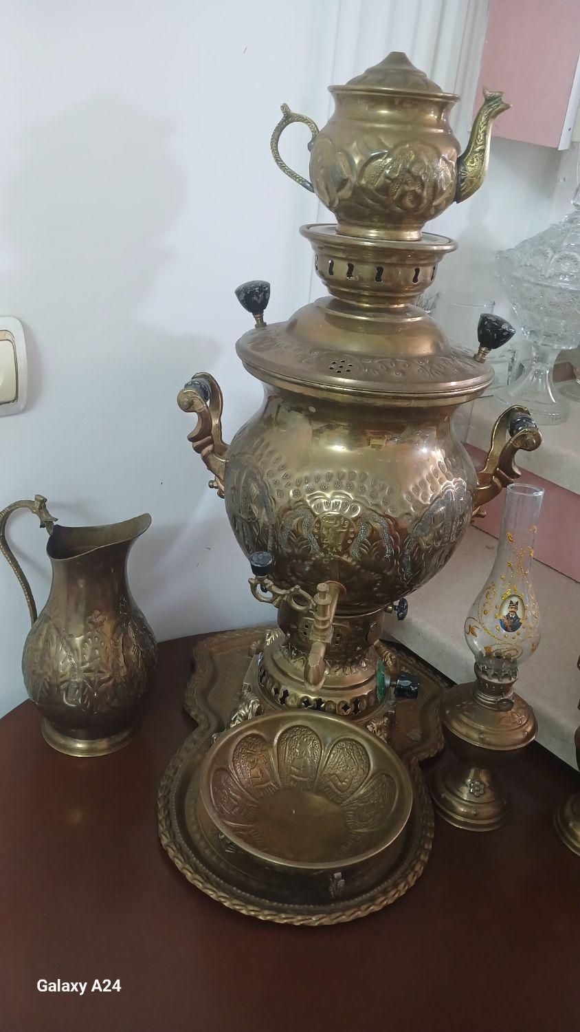 سماور ذغالی مدل هخامنشی  و شمعدان برنجی|کلکسیون اشیاء عتیقه|الوند, |دیوار