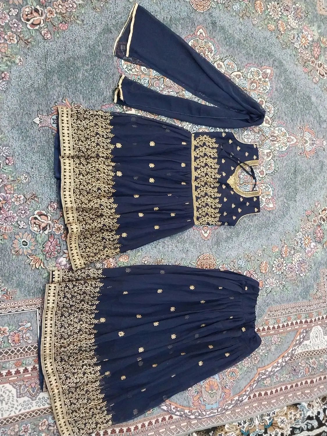 تعدادی‌ لباس مجلسی شلوار لی و کت و شلوار کفش داماد|لباس|اصفهان, دارک|دیوار
