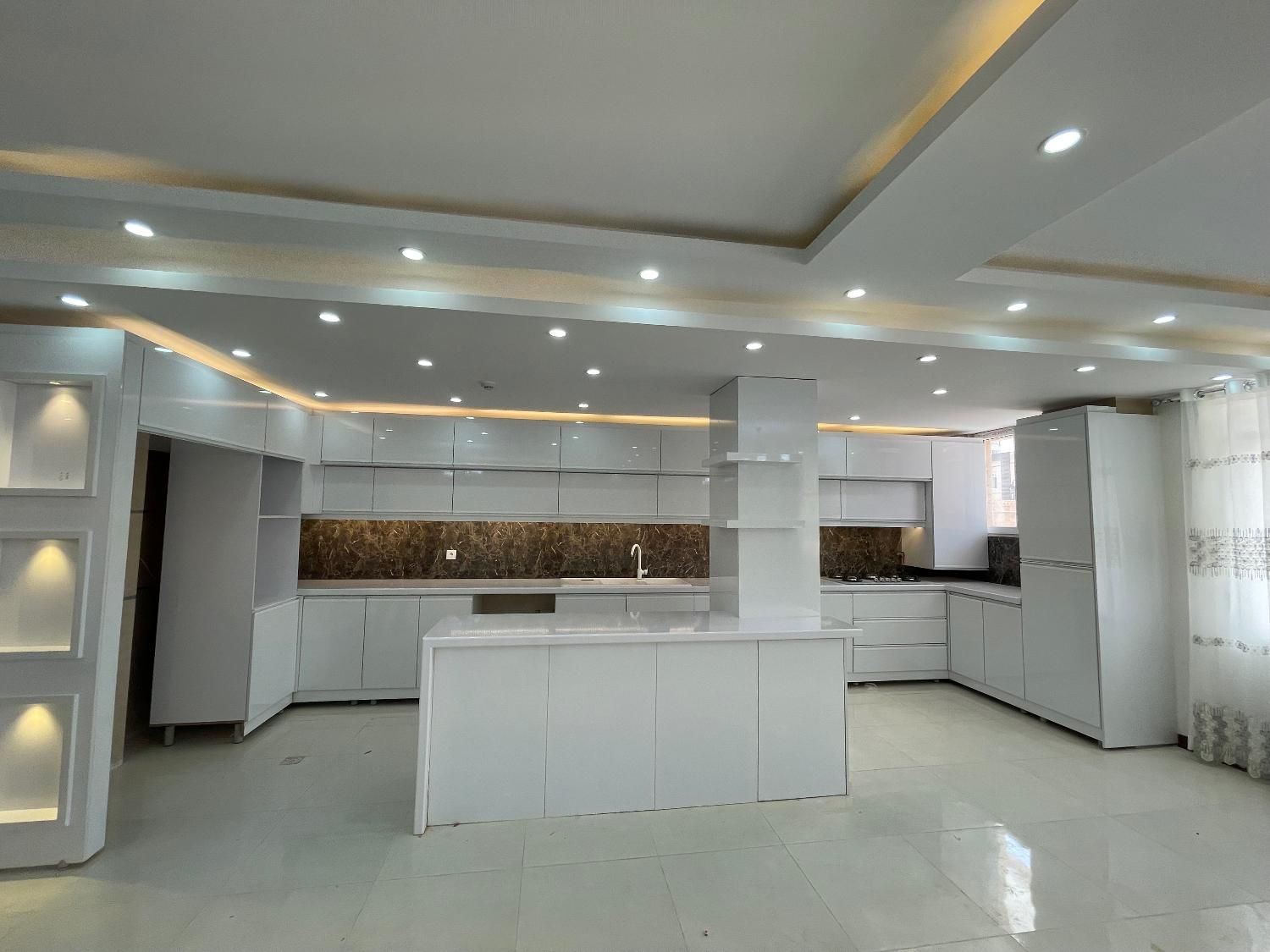 3خواب270متری(220متر+50مترتراس)کلیدنخورده شیک|فروش آپارتمان|صدرا-فارس, فاز ۱|دیوار