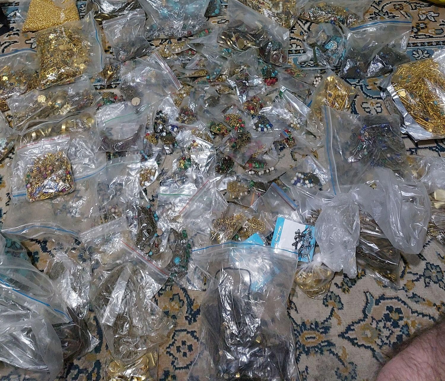 مقدارزیادی بدلیجات نونو دستبند آویز سنجاق سینه|بدلیجات|تهران, توحید|دیوار