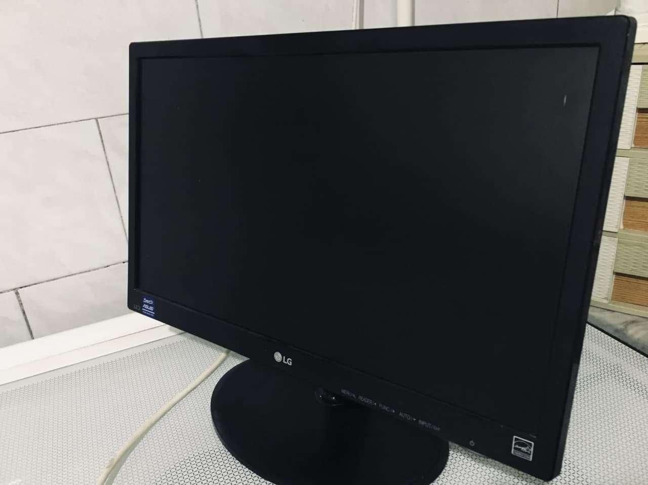 مانیتور 19 اینچ LG|قطعات و لوازم جانبی رایانه|قائن, |دیوار