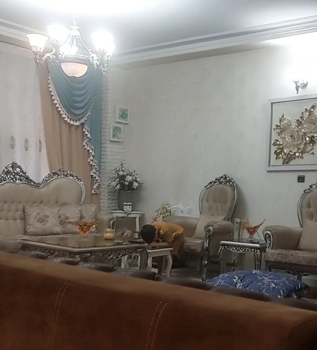 مبل۹ نفره تمیز و سالم بادوعسلی و میز جلوی مبل|مبلمان خانگی و میز عسلی|کرج, کوی کارمندان جنوبی|دیوار