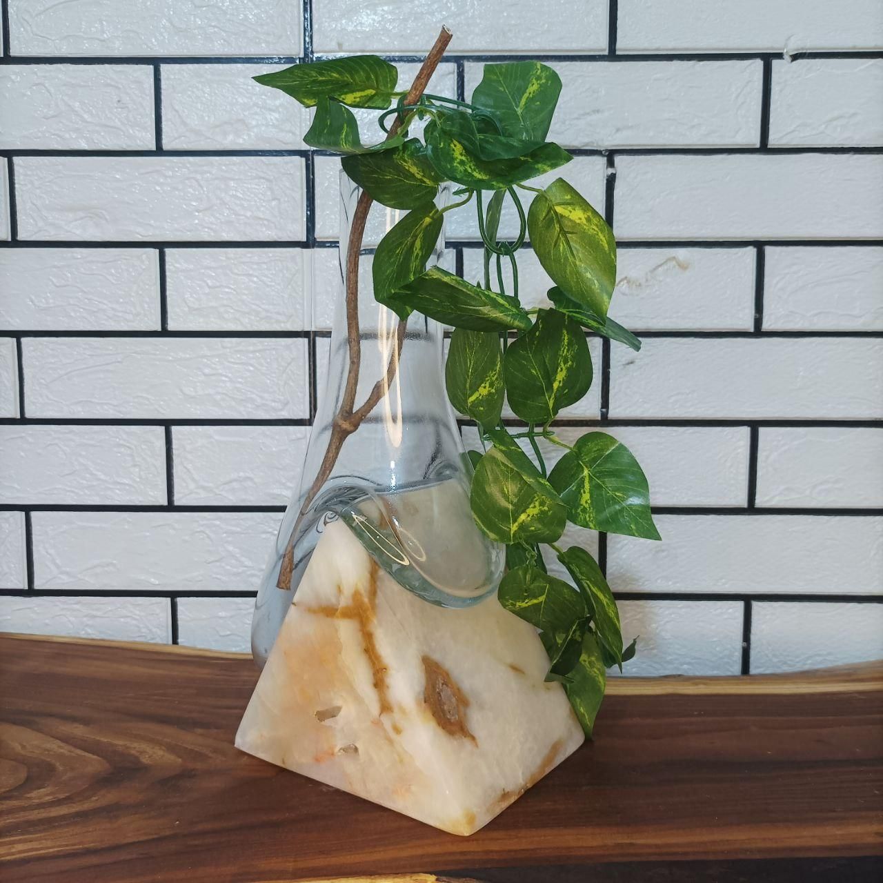 گلدان هرمی شیشه ای|گل مصنوعی|آفتاب, |دیوار