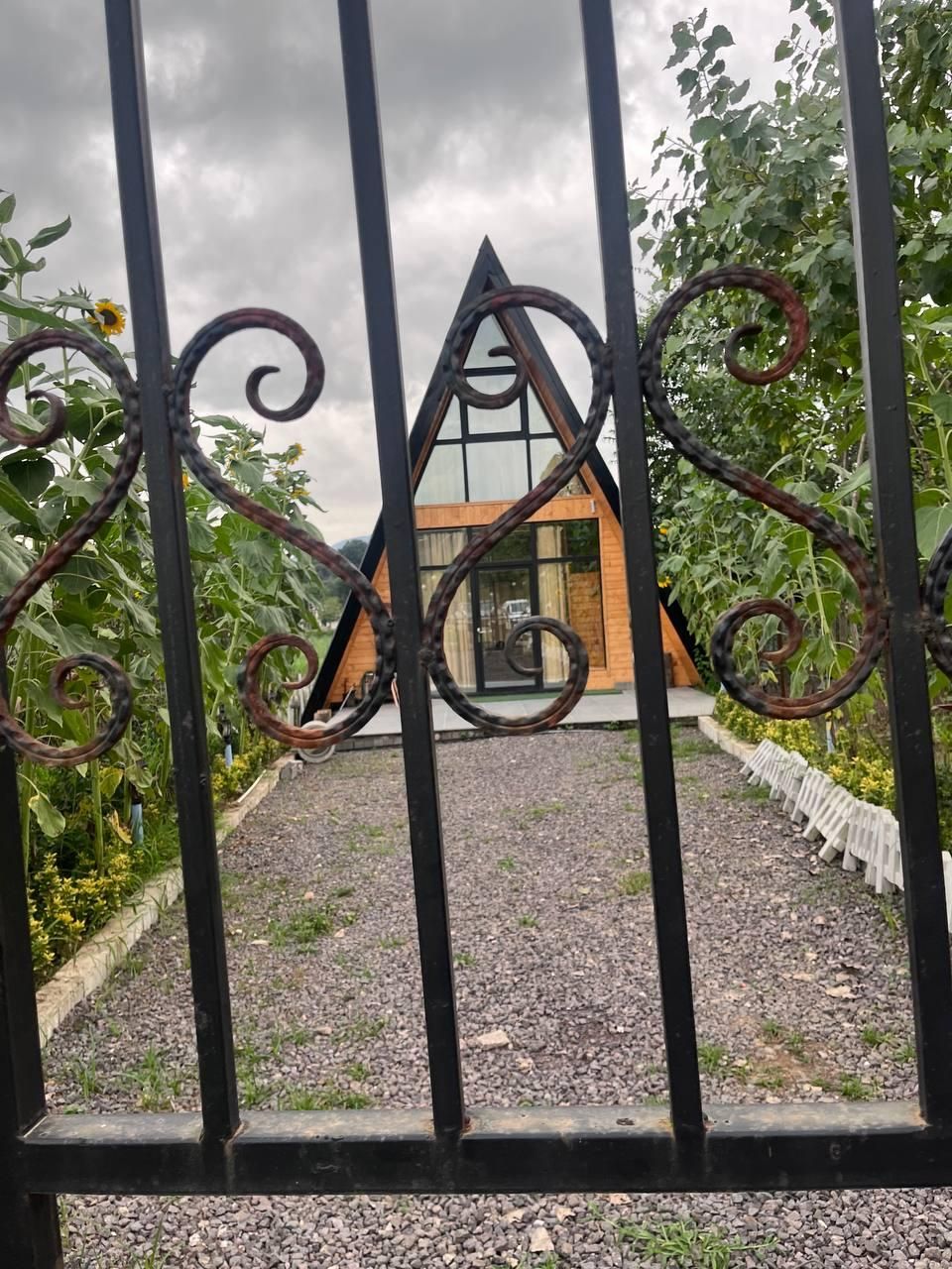 کلبه سوئیسی جنگلی|اجارهٔ کوتاهمدت ویلا و باغ|لاهیجان, آهندان|دیوار