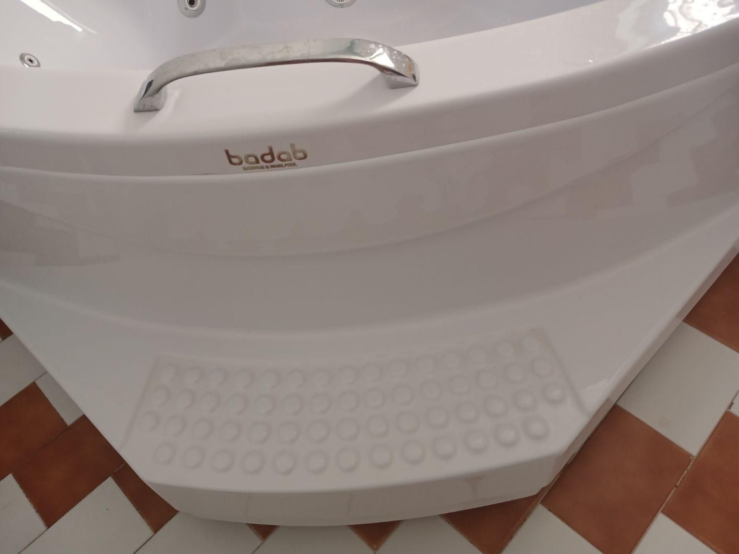 جکوزی برند باداب مثلثی|لوازم حمام|یزد, |دیوار