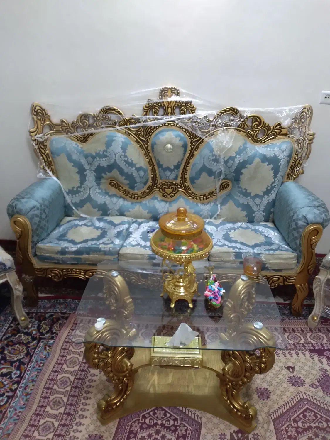 مبلمان کلاسیک بهمراه میز جلو مبلی|مبلمان خانگی و میز عسلی|تهران, آذری|دیوار