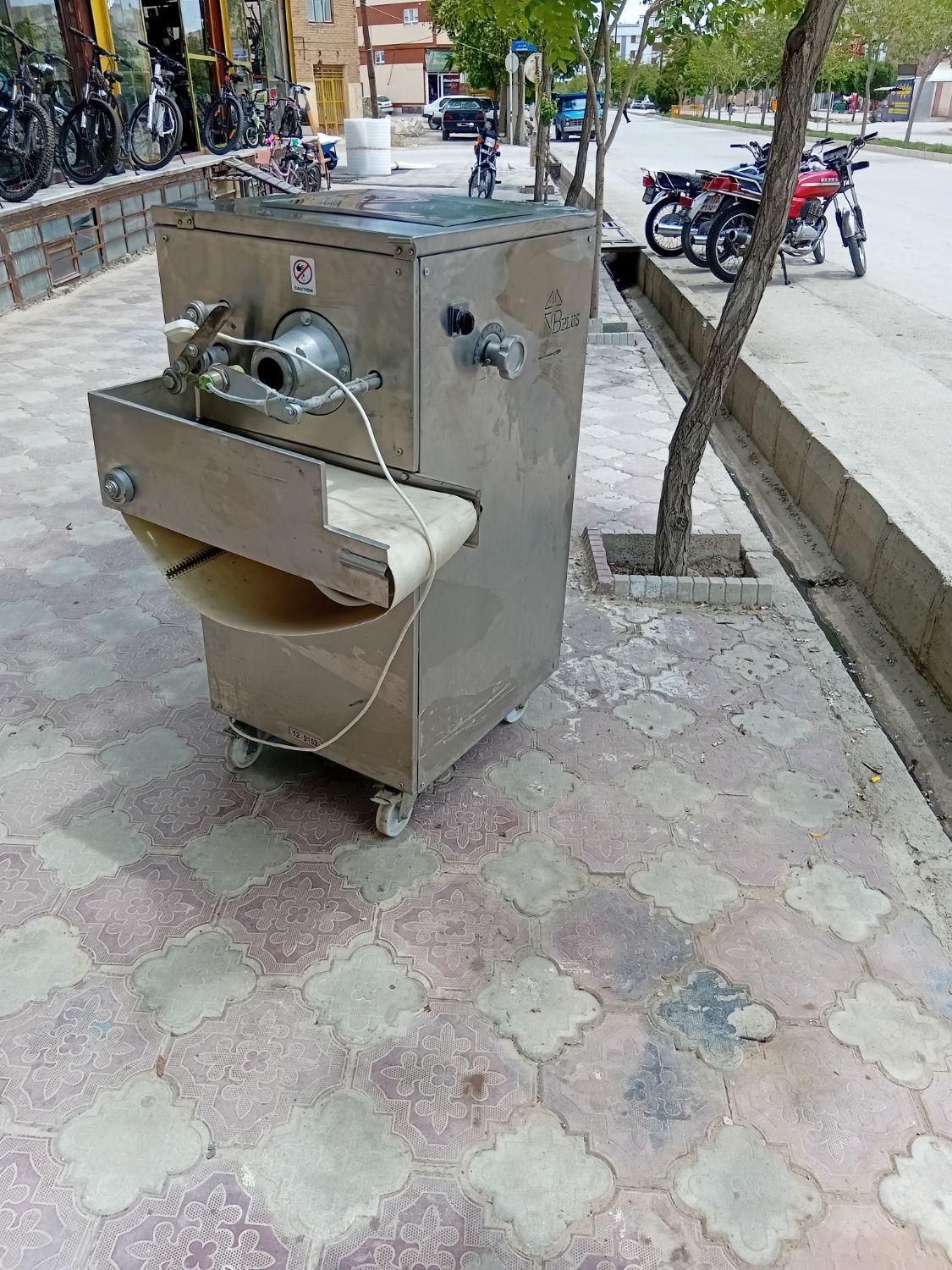 دستگاه چانه گیر.بی پلاس|ماشینآلات صنعتی|فامنین, |دیوار