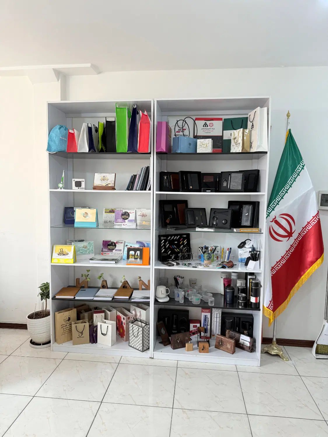 ویترین مغازه ویترین شرکتی کتابخانه قفسه|بوفه، ویترین، کنسول|تهران, عباس‌آباد|دیوار