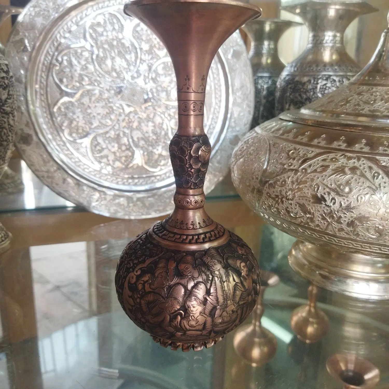 گلدان مسی قلمزنی شده ،طرح مینیاتور ،قلم عالی|کلکسیون اشیاء عتیقه|اصفهان, شهرستان|دیوار