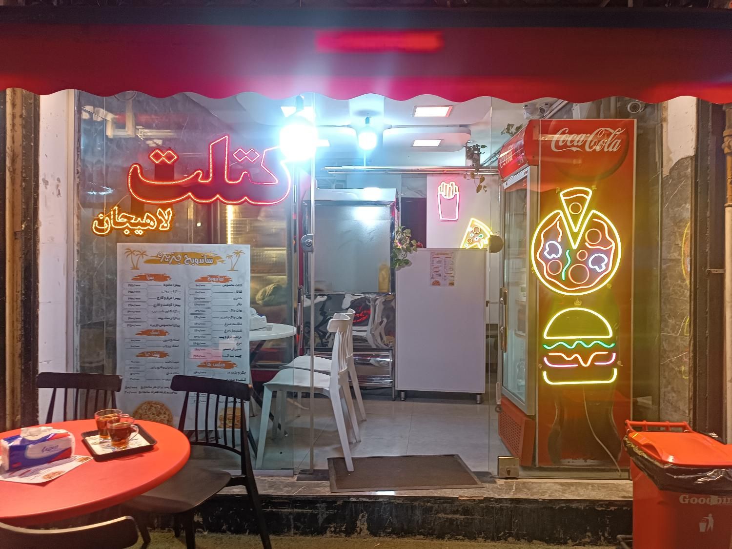 نیروی کار خانم در ساندویچی|استخدام خدمات فروشگاه و رستوران|لاهیجان, گلستان|دیوار